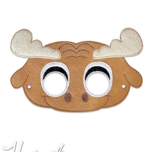Op de afbeelding: Bruin vilt elandmasker met grote witte oren en zwarte ogen. Het masker heeft een glimlachende mond en een bruine neus.