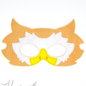 Puede incluir: Una máscara de águila de fieltro para niños con un pico amarillo y plumas blancas. La máscara tiene agujeros para los ojos para que el usuario pueda ver.