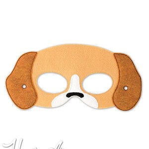 Puede incluir: Una máscara de perro de fieltro marrón con detalles en fieltro blanco para la nariz y los ojos. La máscara tiene dos agujeros para los ojos y está diseñada para el juego de los niños.