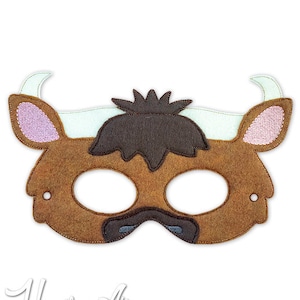 Może przedstawiać: Brązowa maska ​​z filcu z brązowym filcowym nosem i uszami. Maska ​​ma dwa otwory na oczy i białą obwódkę z filcu. Maska ​​ma kształt głowy byka.