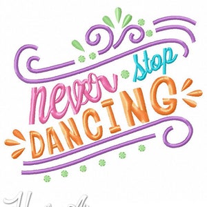 Könnte beinhalten: Gestickte Grafik mit einer farbenfrohen, verspielten Schrift, die "Never Stop Dancing" lautet. Das Design enthält Spiralen und Punkte in Grün-, Lila- und Orangetönen.