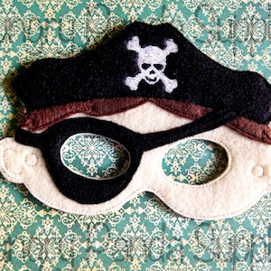 Broderidesign med piratpojkemask, piratmask, maskinbroderi, ITH-mask, i ringmasken, broderad mask, 5x7, 6x10, piratdräkt