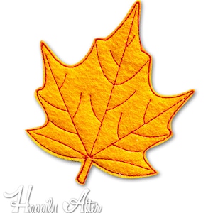 Puede incluir: Una sola hoja de arce amarilla con un contorno rojo. La hoja es un diseño simple y estilizado, perfecto para manualidades y decoraciones de otoño.