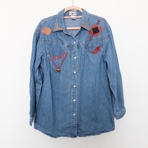 Peut inclure: Ensemble de trois tasses en céramique avec une finition mate et mouchetée. Les tasses sont de couleur crème, gris clair et gris foncé. Chaque tasse a un design simple et minimaliste.