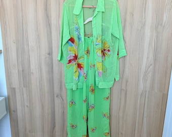 Conjunto de pantalón de seda transparente para mujer Morgan Cole, talla pequeña, verde, con estampado floral de mariposas, estilo resort.