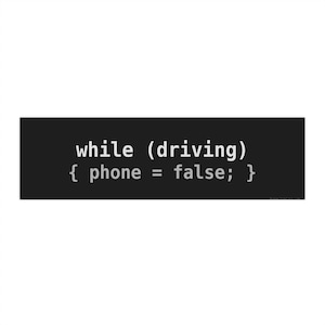 Op de afbeelding: Een zwart rechthoek met witte tekst die luidt: "while (driving) { phone = false; }". De tekst is gestileerd om op code te lijken, wat wijst op een humoristisch of technisch thema. De achtergrond is effen wit.