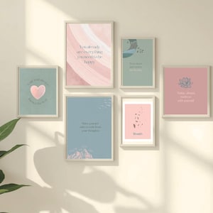 Puede incluir: Una colección de impresiones artísticas enmarcadas con citas inspiradoras y diseños minimalistas. Las impresiones presentan colores pastel, incluyendo rosa, azul y verde, con texto simple y elementos gráficos. Los marcos son de color neutro.