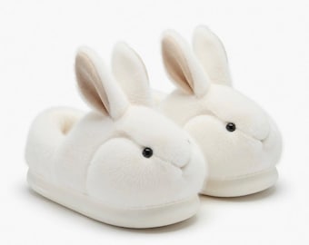 Pantuflas de conejito de peluche: Zapatos de casa ultrasuaves para un look acogedor en invierno.