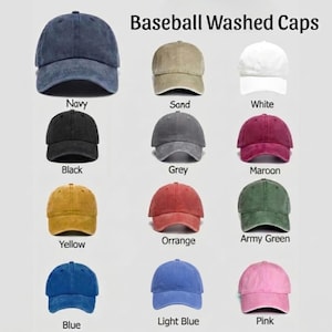 Op de afbeelding: Collectie gewassen baseballpetten in diverse kleuren, waaronder marineblauw, zand, wit, zwart, grijs, bordeauxrood, geel, oranje, legergroen, blauw, lichtblauw en roze. De tekst "Baseball Washed Caps" is zichtbaar.