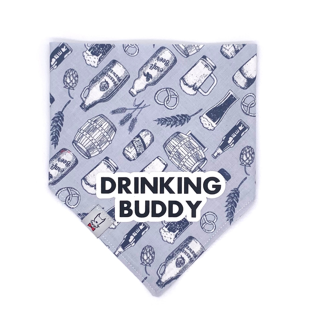 Drinking Buddy Hundehalstuch – Lustiges Dreieckstuch Aus Flanell, Für Kleine & Mittelgroße Hunde (ca. 63x43cm)