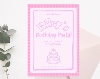 Pode incluir: Um convite rosa para uma festa de aniversário com uma borda rosa claro e um padrão xadrez. O convite diz "Riley's Birthday Party!" com a data, hora e local. Uma ilustração de bolo está na parte inferior.