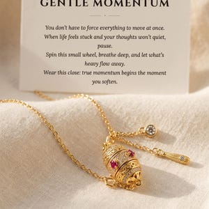 Collar antiestrés con colgante de barril giratorio, borla en forma de lágrima de oro con rubí y circonitas cúbicas, joyería espiritual relajante, regalo de meditación para ella.