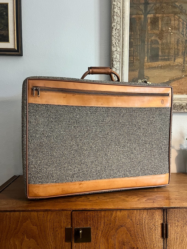 Great Description About Vintage Tweed Suitcase