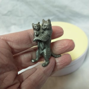 Vintage miniature metal mother cat and kitten figurine..lovely gift for Mother&#39;s Day