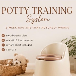 Może przedstawiać: Beżowy system nauki korzystania z nocnika z napisem "POTTY TRAINING System" i "2 WEEK ROUTINE THAT ACTUALLY WORKS." Zawiera plan krok po kroku, niskie ciśnienie i wykres nagród. Odpowiedni dla dzieci w wieku 2-5 lat. Zawiera wiklinowy kosz z misiem.
