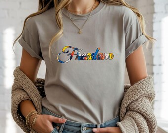 Freiheit Script Logo T-Shirt | Regenbogen florales Design