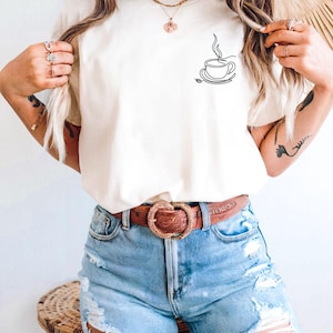 Può includere: Un set di tre tazze in ceramica con finitura opaca e macchiettata. Le tazze sono nei toni del crema, grigio chiaro e grigio scuro. Ogni tazza ha un design semplice e minimalista, perfetto per caffè o tè.
