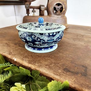 Vintage Made in England Blue and White Tin, Round Lidded Tin, Aged Tin, 6 3/4 Inch Diameter, #4304