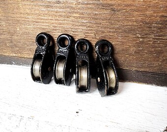 Cuatro poleas pequeñas de metal, de 2 pulgadas de largo, usadas - envejecidas, materiales de arte alterados, ensamblaje, n.° 5718