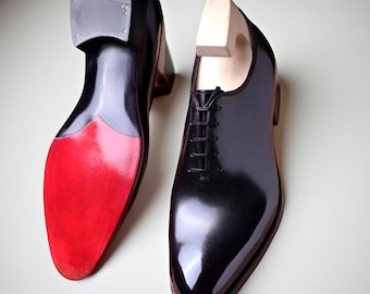 Scarpe Oxford in pelle nera con suola rossa