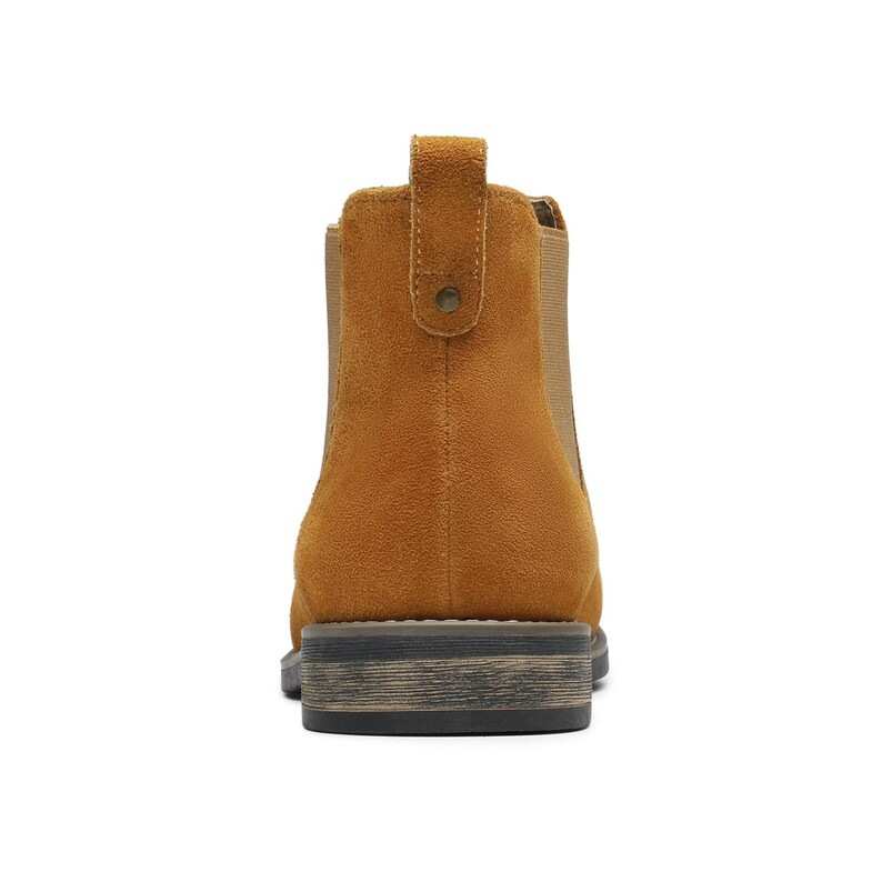 Peut inclure: Une botte Chelsea en daim de couleur beige avec un bout arrondi et des panneaux lat&eacute;raux &eacute;lastiques. La botte est dot&eacute;e d'une tirette &agrave; l'arri&egrave;re et d'une semelle empil&eacute;e. La botte mesure environ 15 cm de haut.