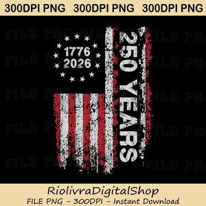 Pode incluir: Um design desgastado com a bandeira americana com listras vermelhas e brancas e um campo de estrelas brancas. O texto "1776 2026" está acima da bandeira, e "250 YEARS" está à direita. O fundo é preto.