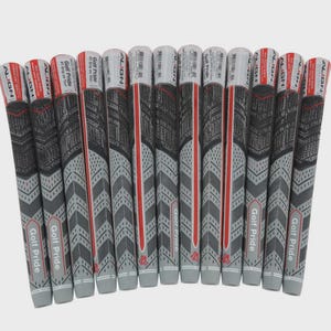 Könnte beinhalten: Eine Sammlung von Golf Pride Golfschlägergriffen. Die Griffe sind hauptsächlich grau mit schwarzen und roten Akzenten. Die Griffe haben ein strukturiertes Muster und die Wörter "Golf Pride" und "ALIGN" sind sichtbar.