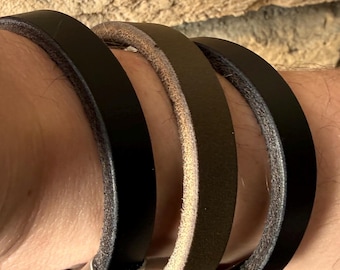 Handgefertigtes Lederarmband, pflanzlich gegerbt, minimalistisches Design, Magnetverschluss, robuster Look