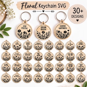 Könnte beinhalten: Eine Sammlung runder Holzschlüsselanhänger mit schwarzen, lasergravierten Blumenmotiven und motivierenden Texten. Die oberste Reihe zeigt drei Anhänger mit den Sprüchen Stay Positive, Dream Bigger und Choose Happiness. Darunter befinden sich dreißig weitere kreisförmige Designs mit verschiedenen Blumenmustern und inspirierenden Zitaten, die als digitale Dateisammlung für Bastelprojekte präsentiert werden.