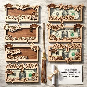 Può includere: Portacarte di laurea in legno con le parole "Congratulazioni" e "classe del 2026" o "classe del 2027" tagliate al laser nel legno. Alcuni porta carte contengono una banconota da un dollaro. Sono inclusi anche un nappa e una pergamena.