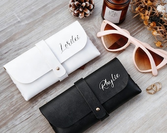 Personalized sunglasses case, customizable with your initials – slim and portable, a travel essential, minimalist design.