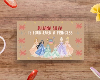 Può includere: Biglietto di compleanno con la scritta "Juliana Silva è Principessa per Sempre". Il biglietto presenta illustrazioni di sei principesse, una torta e palloncini. Lo sfondo è di colore marrone chiaro con elementi decorativi.