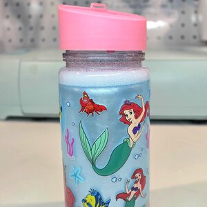 Może przedstawiać: Rustykalny drewniany szyld z napisem "Welcome to our home" w białych literach. Szyld ma postarzaną powierzchnię i prosty, zapraszający design.