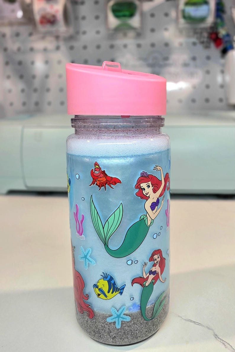 Może przedstawiać: Rustykalny drewniany szyld z napisem "Welcome to our home" w białych literach. Szyld ma postarzaną powierzchnię i prosty, zapraszający design.