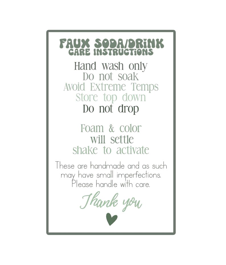 Może przedstawiać: Prostokątny znak z zieloną obw&oacute;dką i białym tłem wyświetla instrukcje dotyczące pielęgnacji produkt&oacute;w typu faux soda lub drink. Tekst zawiera "Myć tylko ręcznie", "Nie moczyć" i "Dziękuję".