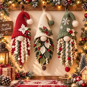 Può includere: Tre decorazioni da appendere a forma di gnomo all'uncinetto con cappelli a punta rossi, crema e verdi. Ogni gnomo ha una barba lavorata a maglia con filato intrecciato, decorata con fiori in tessuto, bacche, pigne e piccoli pon-pon.