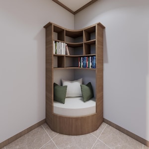 Puede incluir: Una estantería de esquina de madera empotrada con un diseño curvo. La estantería tiene varios estantes llenos de libros. Debajo de los estantes hay un rincón de lectura acogedor con un cojín blanco y almohadas verdes y blancas. La unidad está situada en una esquina de la habitación.