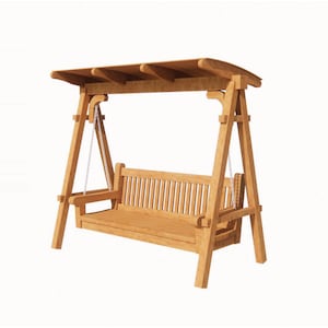 Puede incluir: Un columpio de madera con respaldo y asiento de listones, suspendido por cadenas de un marco de madera. El columpio tiene un dosel para dar sombra. La madera tiene un acabado natural y es apto para exteriores.