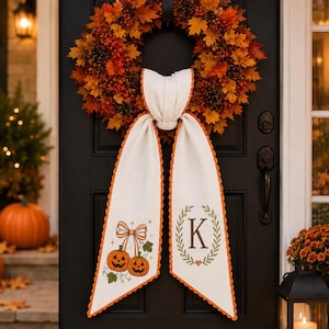 Gepersonaliseerde Halloween-krans met strik, deurstrik met gepersonaliseerd monogram in de vorm van een pompoen, geborduurd herfstdecoratiecadeau voor de voordeur
