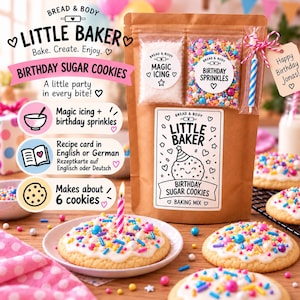 Può includere: Un sacchetto di carta marrone di preparato per biscotti Little Baker Birthday Sugar Cookies con bustine trasparenti di glassa e zuccherini, una candela a righe blu e bianche e un'etichetta con scritto Happy Birthday Jonas.