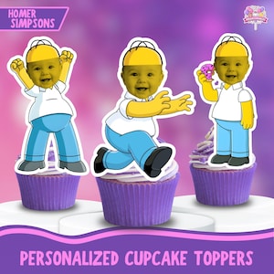 Könnte beinhalten: Drei lila Cupcakes mit weißem Zuckerguss, jeweils gekrönt von einer Cartoonfigur von Homer Simpson mit einem Babygesicht. Die Figuren sind in verschiedenen Posen. Der Text "HOMER SIMPSONS" und "PERSONALIZED CUPCAKE TOPPERS" ist enthalten.