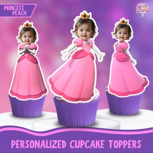 Könnte beinhalten: Drei personalisierte Cupcake-Topper mit einem Kind als Prinzessin Peach. Jeder Topper hat ein rosa Kleid, eine goldene Krone und befindet sich auf einem lila Cupcake. Die Texte "Princess Peach" und "Personalized Cupcake Toppers" sind sichtbar.