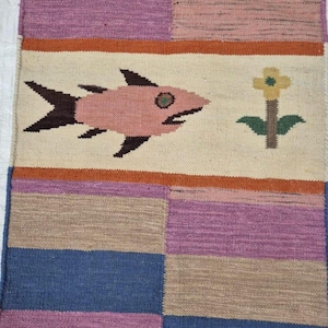 Handgewebter Kelim-Teppich mit Fischmotiv, farbenfroher Patchwork-Teppich, handgefertigter Boho-Wollteppich, Teppich mit Fischmotiv, eklektische geometrische Wohndekoration für das Wohnzimmer.