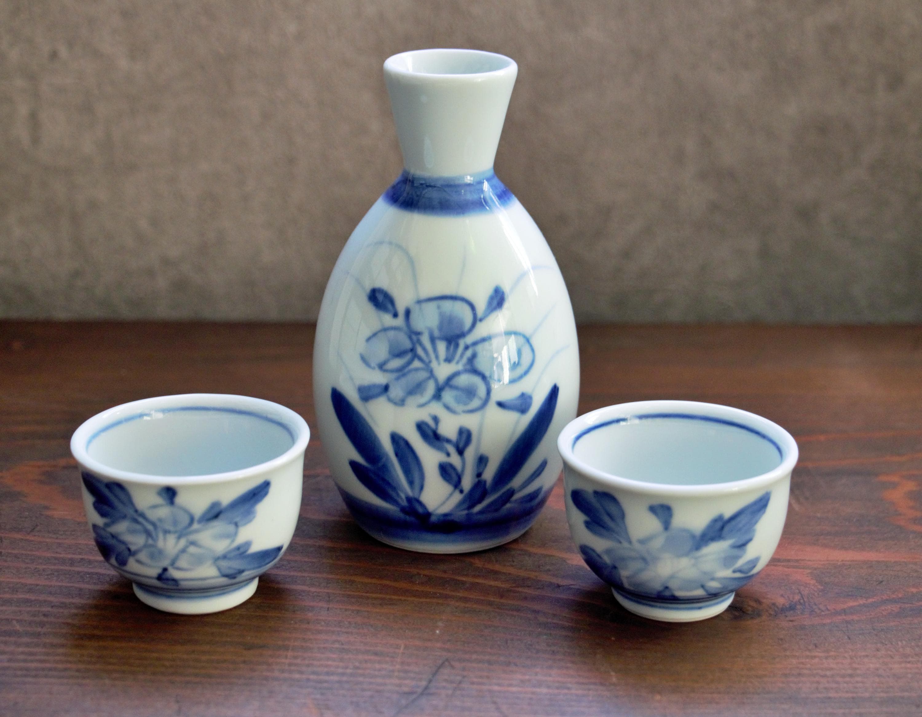 年代物　酒器　青い花柄 陶器製ポット ヴィンテージ 有田焼 酒器セット - 青い花柄（ボトル1本、カップ2個