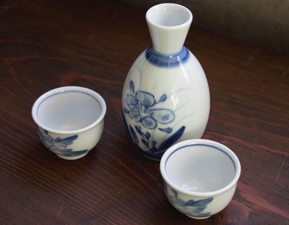年代物　酒器　青い花柄 陶器製ポット ヴィンテージ 有田焼 酒器セット - 青い花柄（ボトル1本、カップ2個