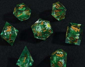 Starlit Daisy Dice Resin Liquid Dice Handcrafted Resin DnD Dice Set Purple Galaxy Dice with Real Daisy Flowers