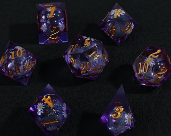 Starlit Daisy Dice Hars vloeibare dobbelstenen Handgemaakte hars DnD-dobbelstenen set Purple Galaxy dobbelstenen met echte madeliefjes