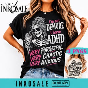 Könnte beinhalten: Schwarzes T-Shirt mit einer Skelettgrafik, die eine Sonnenbrille trägt und ein Getränk hält. Der Text auf dem Shirt lautet: "Ich bin nicht schüchtern, ich habe ADHS, sehr vergesslich, sehr chaotisch, sehr ängstlich."