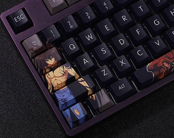 Op de afbeelding: Een close-up van een mechanisch toetsenbord met aangepaste keycaps. Het toetsenbord heeft een donkerpaars frame en zwarte toetsen. Sommige toetsen hebben anime-personagekunst. De ESC-toets is grijs.