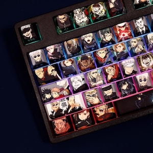 Può includere: Una tastiera meccanica nera con tasti personalizzati con illustrazioni di personaggi anime. I tasti mostrano vari personaggi in colori vivaci, con un focus su opere d'arte dettagliate. Il tasto ESC ha un'illustrazione del personaggio. La tastiera è su una superficie scura.